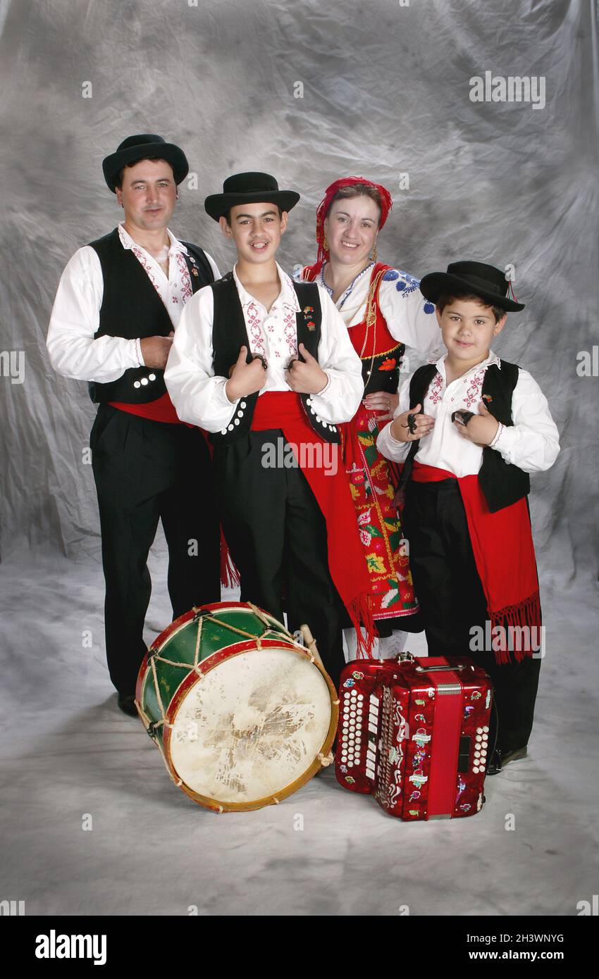 Volkstänzer in der traditionellen Tracht der portugiesischen Erin-Region. Stockfoto