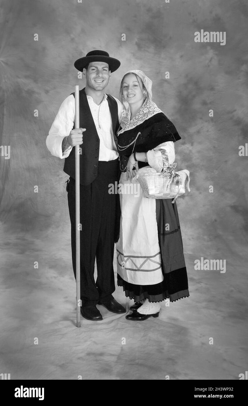 Volkstänzer in der traditionellen Tracht der portugiesischen Minho-Region. Caponeses do Minho. Portraits aufgenommen während des Festivals 2004 in Newark, NJ, USA Stockfoto