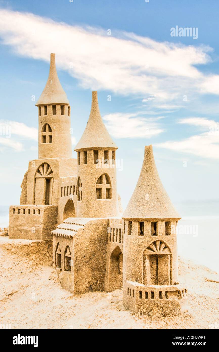 Sandcastle an einem sonnigen Tag mit blauem Himmel Hintergrund. Konzept für Sommer, Urlaub und Spaß. Stockfoto