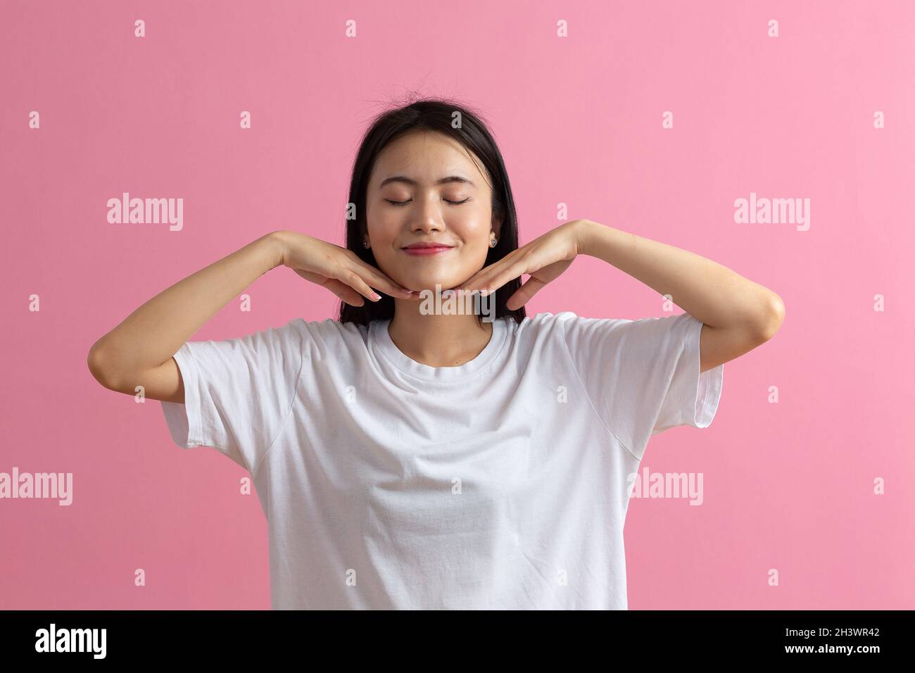 Nahaufnahme Porträt der jungen asiatischen Frau tun Facebouding Yoga Gesicht Gymnastik Yoga-Massage Stockfoto