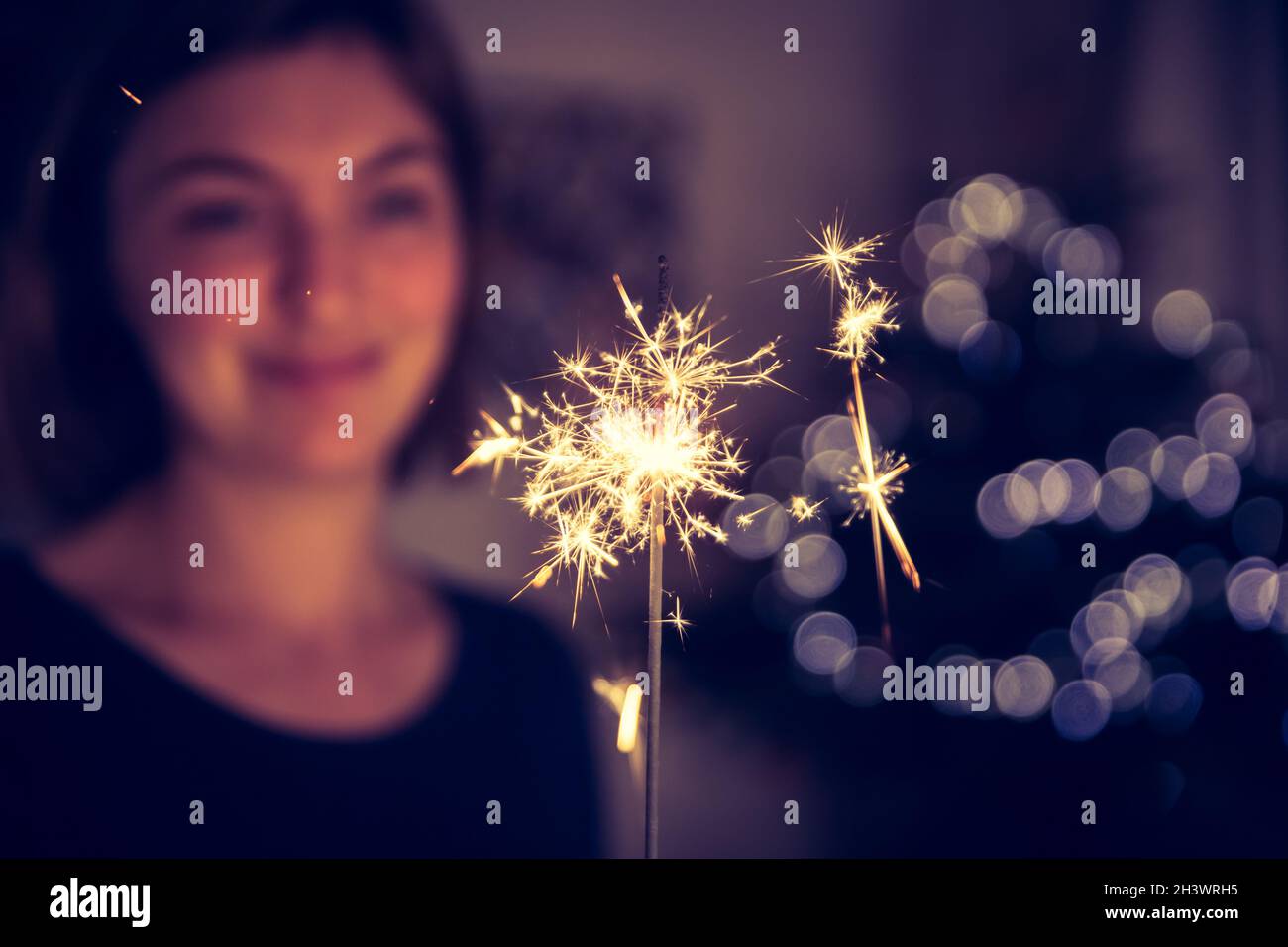 Happy Girl hält einen Funker zu Weihnachten Stockfoto