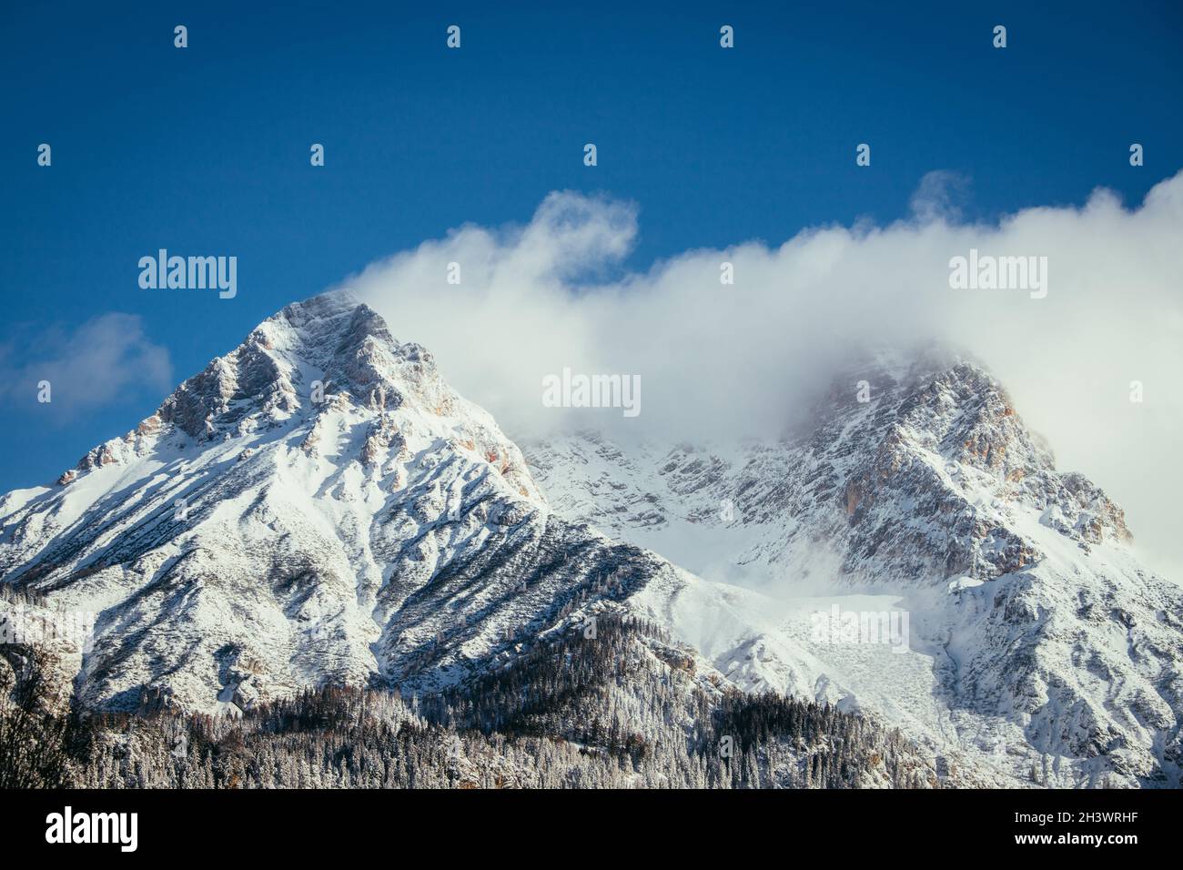 Epische Snowy Mountain Peak mit Wolken im Winter, Landschaft, Alpen, Österreich Stockfoto