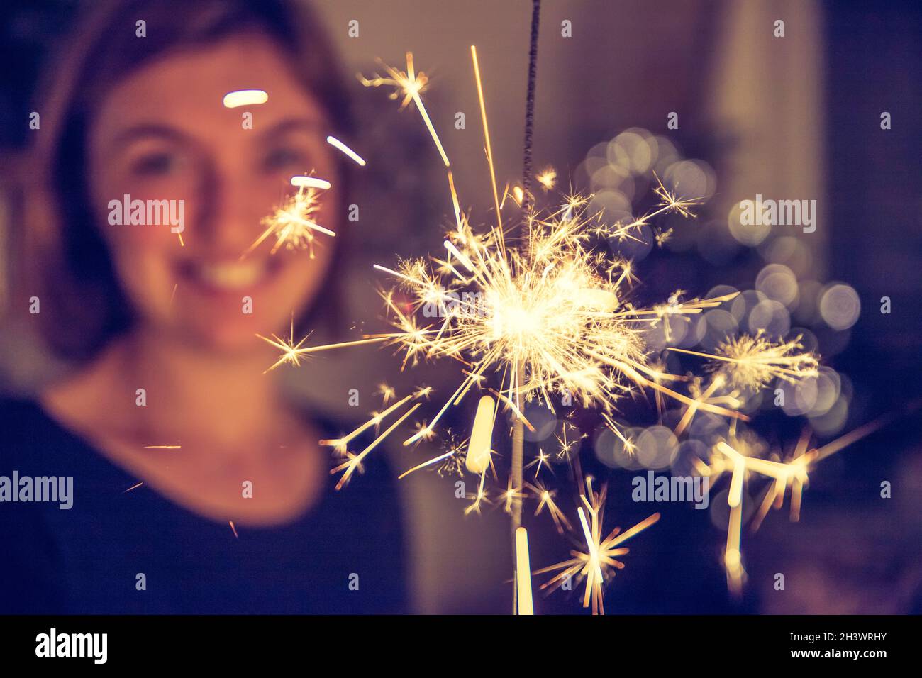 Happy Girl hält einen Funker zu Weihnachten Stockfoto