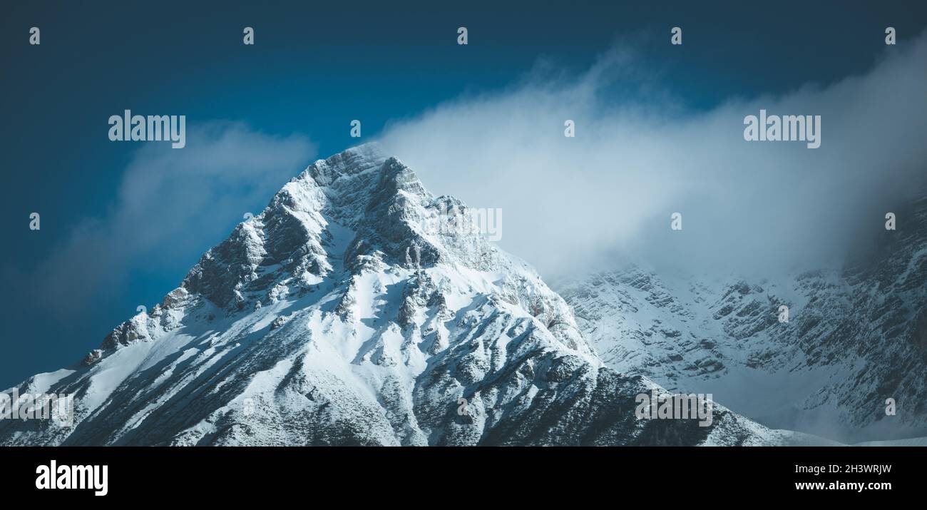 Epische Snowy Mountain Peak mit Wolken im Winter, Landschaft, Alpen, Österreich Stockfoto