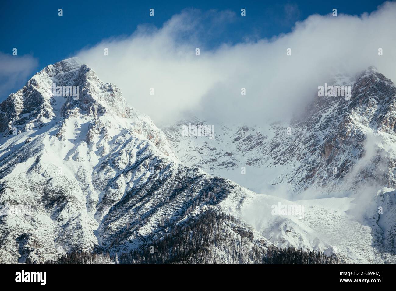 Epische Snowy Mountain Peak mit Wolken im Winter, Landschaft, Alpen, Österreich Stockfoto