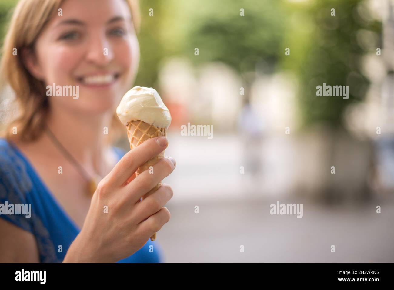 Junge Mädchen genießt Eis im Sommer, verschwommen Stockfoto
