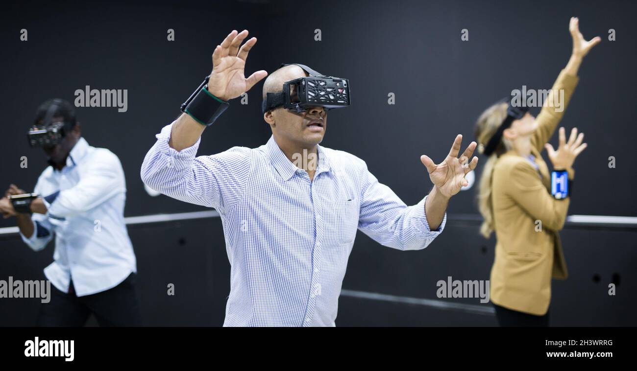 Multiethnische Freunde mit einer Virtual-Reality-Brille Stockfoto