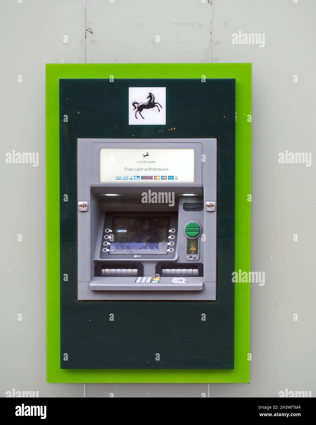 Geldautomat mit Logo an der Wand einer lloyds-Band am briggate im Stadtzentrum von leeds Stockfoto