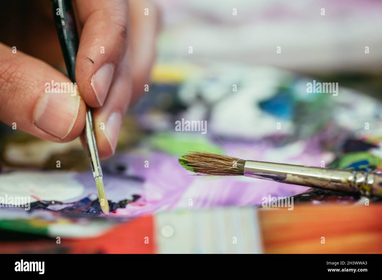 Malerei Kunstwerk: Pinsel auf Malgrund malen Stockfoto