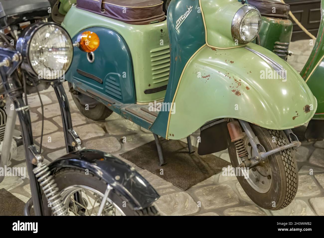 Seltenes Retro-Motorrad des vergangenen Jahrhunderts im Fahrzeugmuseum Stockfoto