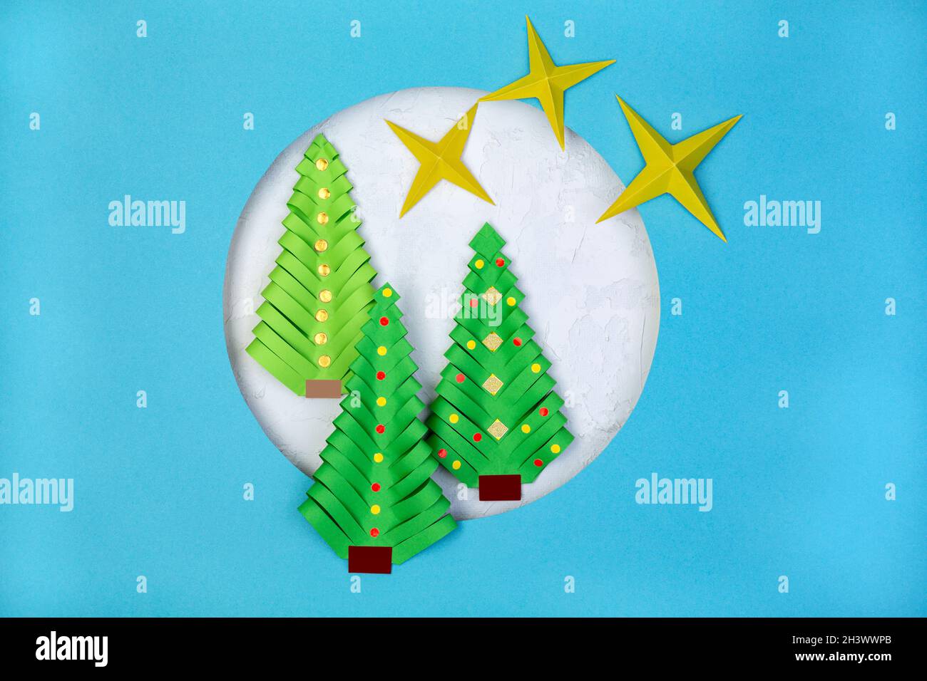 Weihnachts- und Neujahrskarte aus Papier geschnitten. Stockfoto