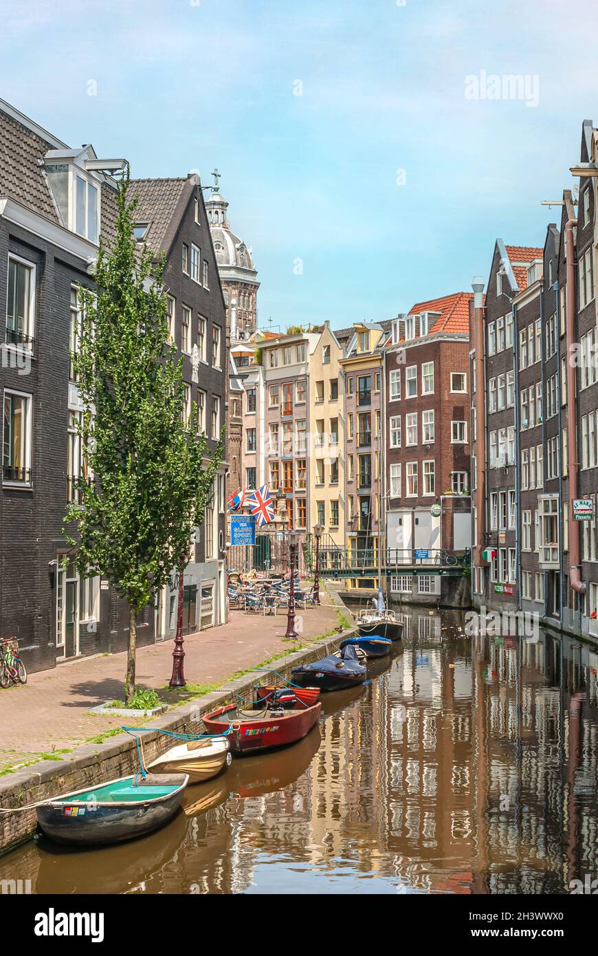 Kleine Ruderboote in einem Wasserkanal in der Innenstadt von Amsterdam, Niederlande Stockfoto