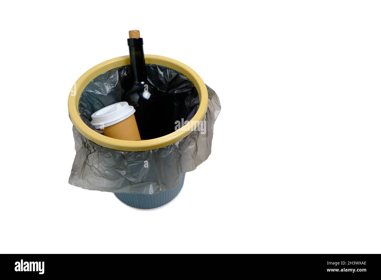 Mülleimer auf weißem Hintergrund und Weinflasche und Einweg-Kaffeetasse in  sie geworfen Stockfotografie - Alamy