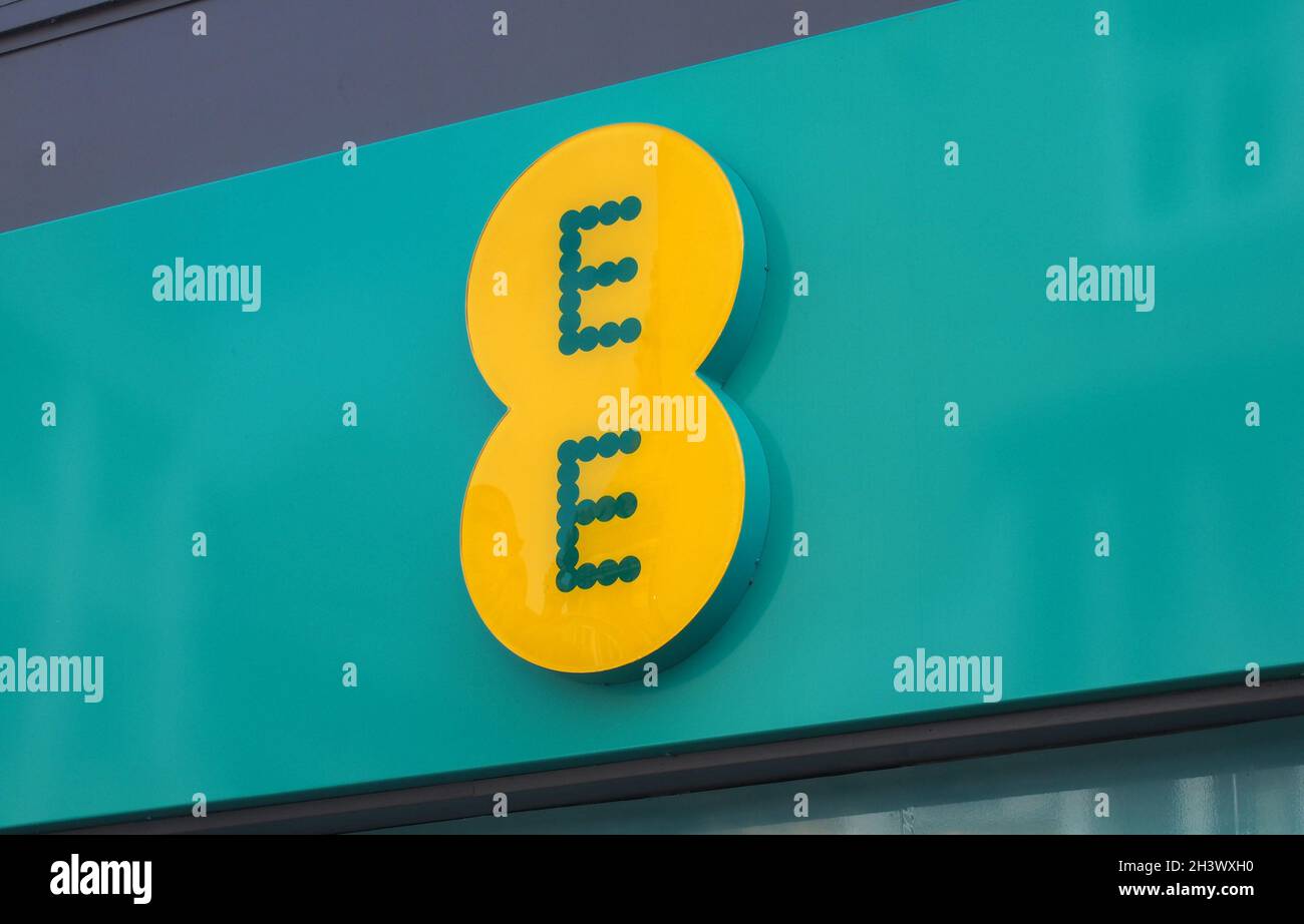Schild und Logo über dem Eingang zu einem EE-Handy-Geschäft in briggate leeds Stockfoto