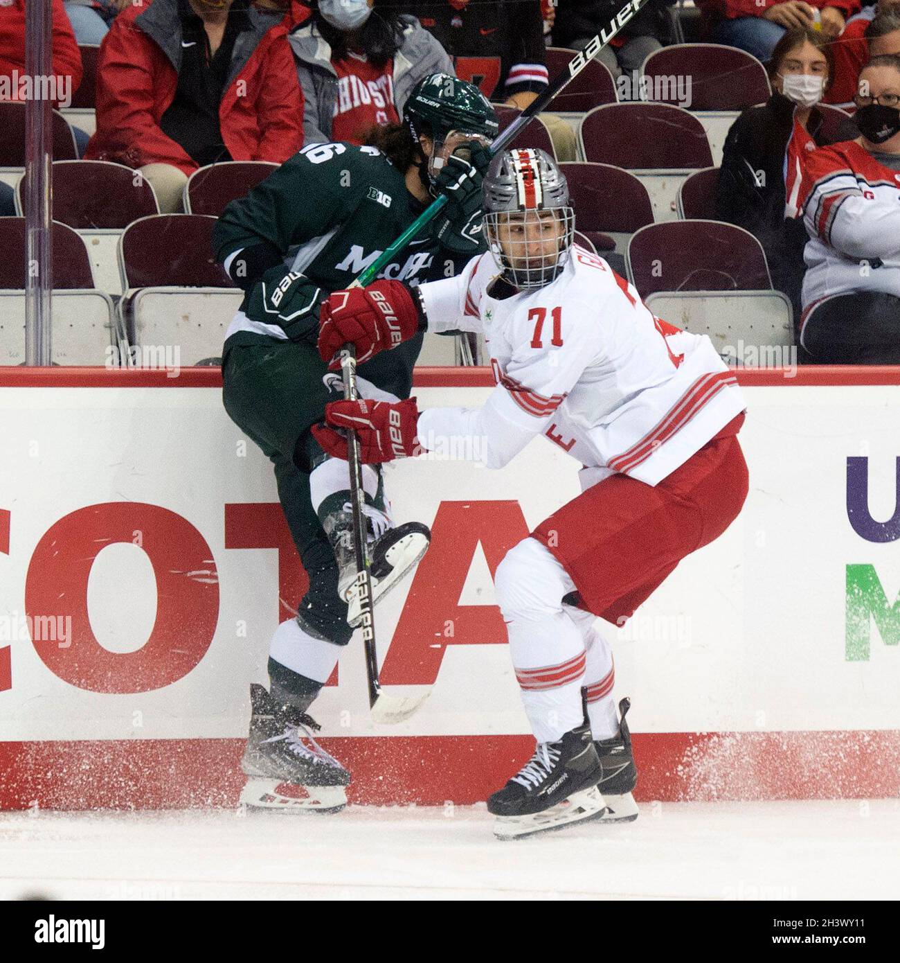 Columbus, Ohio, USA. Oktober 2021. Ohio State Forward Patrick Guzzo (71) schlägt Michigan State Forward Jesse Tucker (16) in ihrem Spiel in Columbus, Ohio, in die Spielbretter. Brent Clark/CSM/Alamy Live News Stockfoto