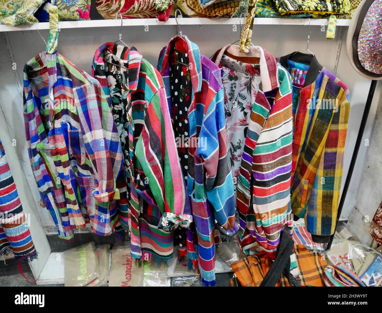Marrakesch, Marokko, 24.10.2021. Farbenfrohe marokkanische Designmode. Couture-Shop in der Medina. Stockfoto