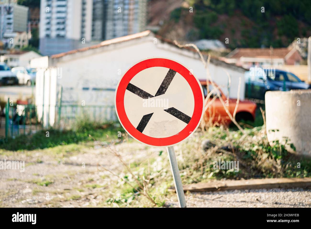Ein rundes Straßenschild mit einem schwarzen Kreuz auf dem weißen Hintergrund bedeutet ein Parkverbot. Stockfoto