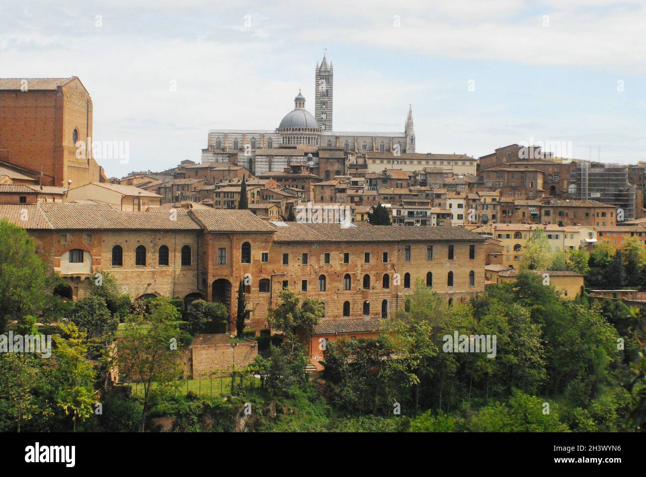 Ein wunderbarer Panoramablick über das Zentrum des antiken, UNESCO-geschützten, historischen Siena, Italien, komplett mit dem Turm und der Kuppel seiner berühmten Katze Stockfoto