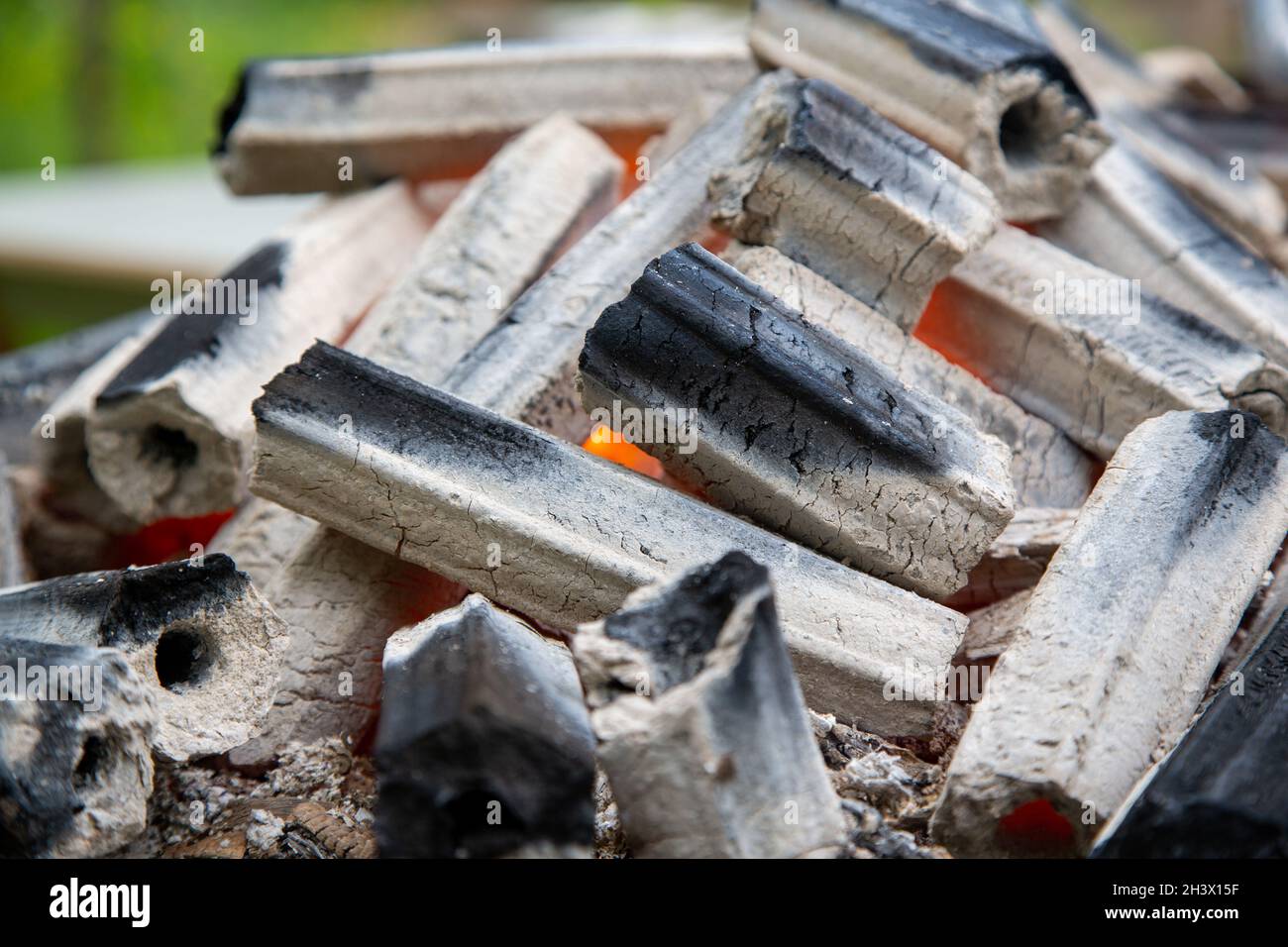 Nahaufnahme des Holzkohlebrannens auf dem Grill. Stockfoto