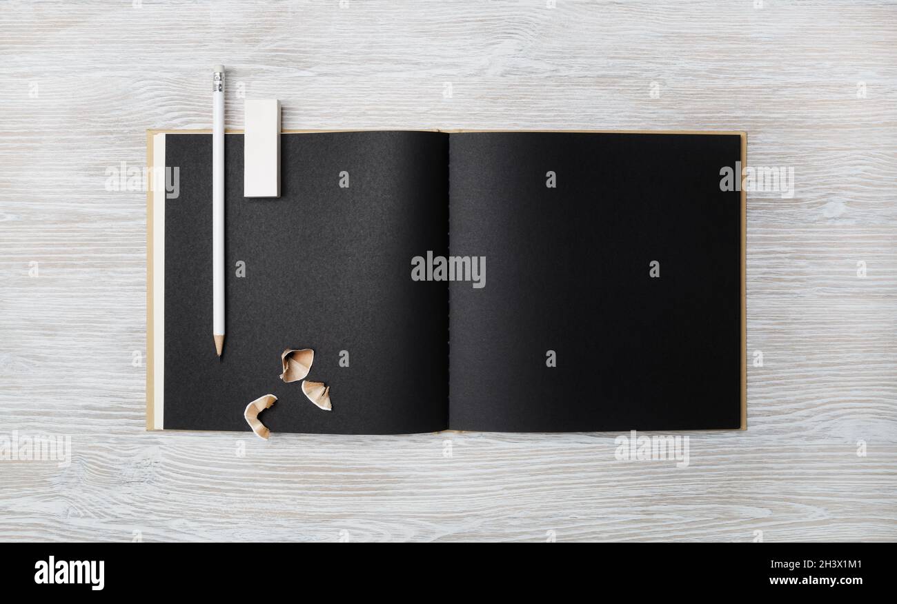 Schwarzes Booklet, Bleistift, Radierer Stockfoto