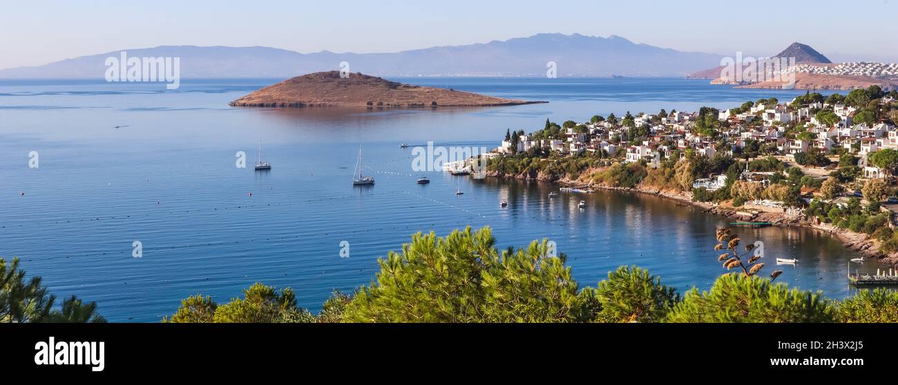 Ägäischen Küste mit wunderbaren blauen Wasser, reiche Natur, Inseln, Berge und kleine weisse Häuser Stockfoto