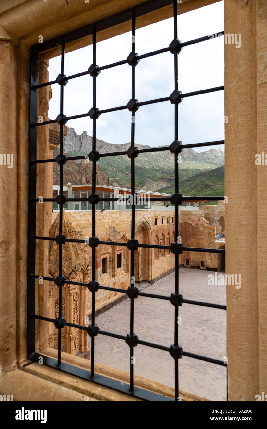 Innenansicht des Ishak Pasha Palastes hinter dem versperrten Fenster im Stadtteil Doğubeyazıt in der Stadt Ağrı im Osten der Türkei. Stockfoto