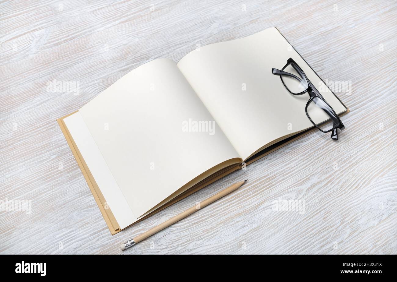 Buch, Brille, Bleistift Stockfoto