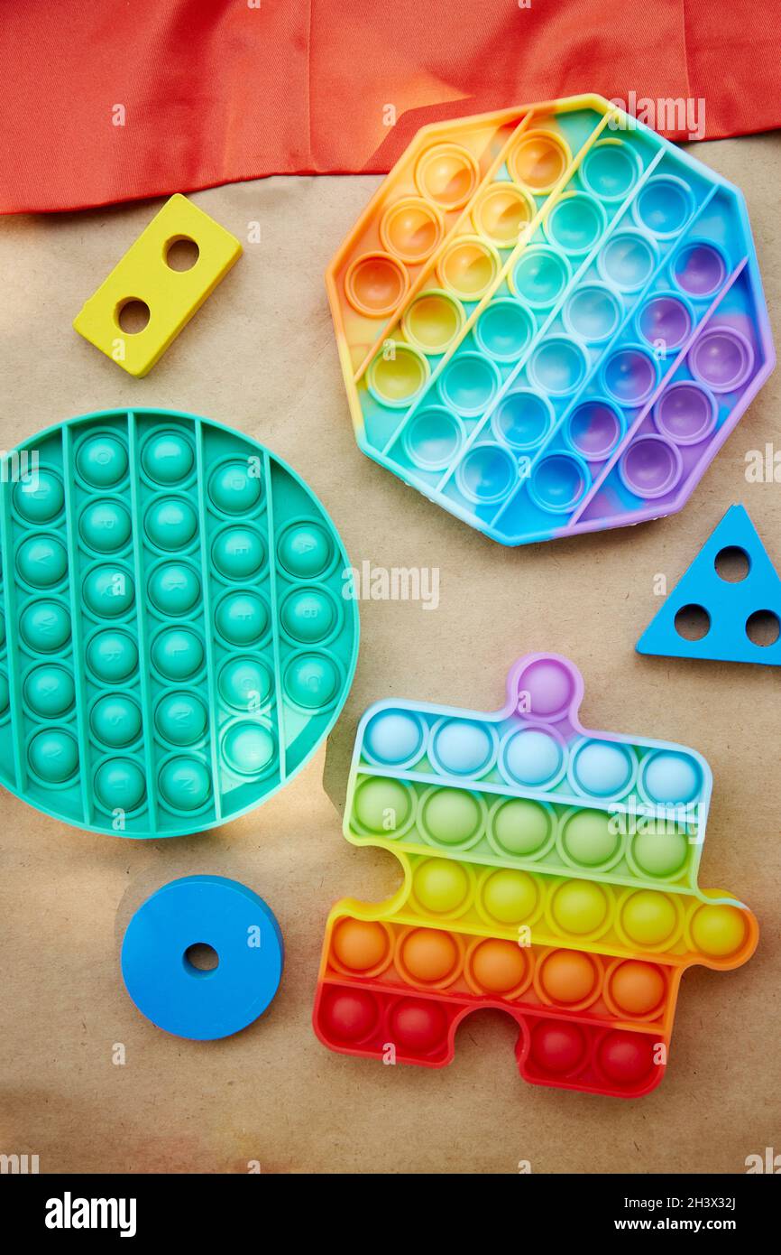 Neues trendiges Silikon-Spielzeug. Regenbogen sensorische Fidget. Bunte Antistress Sinnesspielzeug Fidget Pop it Spielzeug. Antistress trendy Pop it Spielzeug. Hochwertige Fotos Stockfoto