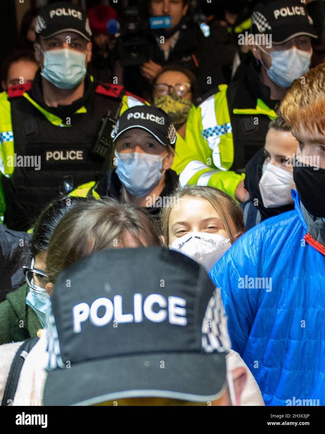 Glasgow, Schottland, Großbritannien. Oktober 2021. IM BILD: Die Klimaaktivistin Greta Thunbrug sah, wie sie inmitten eines Medienrausches mit Polizisten und Sicherheitspersonal der Polizei in Schottland in der Glasgow Central Station eintraf. Vor dem Sender brach ein Mediengedränge aus, in dem eine Menge von Pressefotografen, Journalisten, Nachrichtencrews und Mitgliedern der Öffentlichkeit nach einem Blick suchte. Quelle: Colin Fisher/Alamy Live News Stockfoto