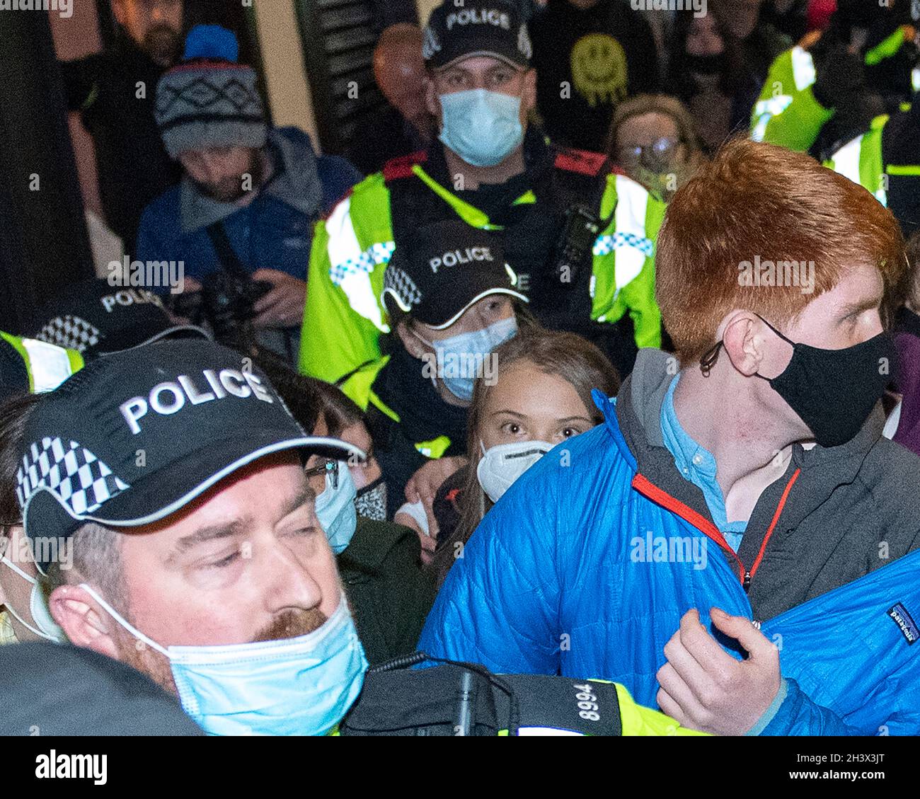 Glasgow, Schottland, Großbritannien. Oktober 2021. IM BILD: Die Klimaaktivistin Greta Thunbrug sah, wie sie inmitten eines Medienrausches mit Polizisten und Sicherheitspersonal der Polizei in Schottland in der Glasgow Central Station eintraf. Vor dem Sender brach ein Mediengedränge aus, in dem eine Menge von Pressefotografen, Journalisten, Nachrichtencrews und Mitgliedern der Öffentlichkeit nach einem Blick suchte. Quelle: Colin Fisher/Alamy Live News Stockfoto