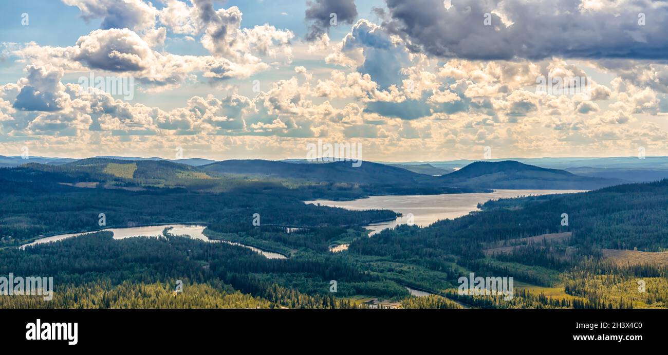 Panoramablick auf endlose Waldlandschaft mit Seen und Flüssen am Talboden Stockfoto