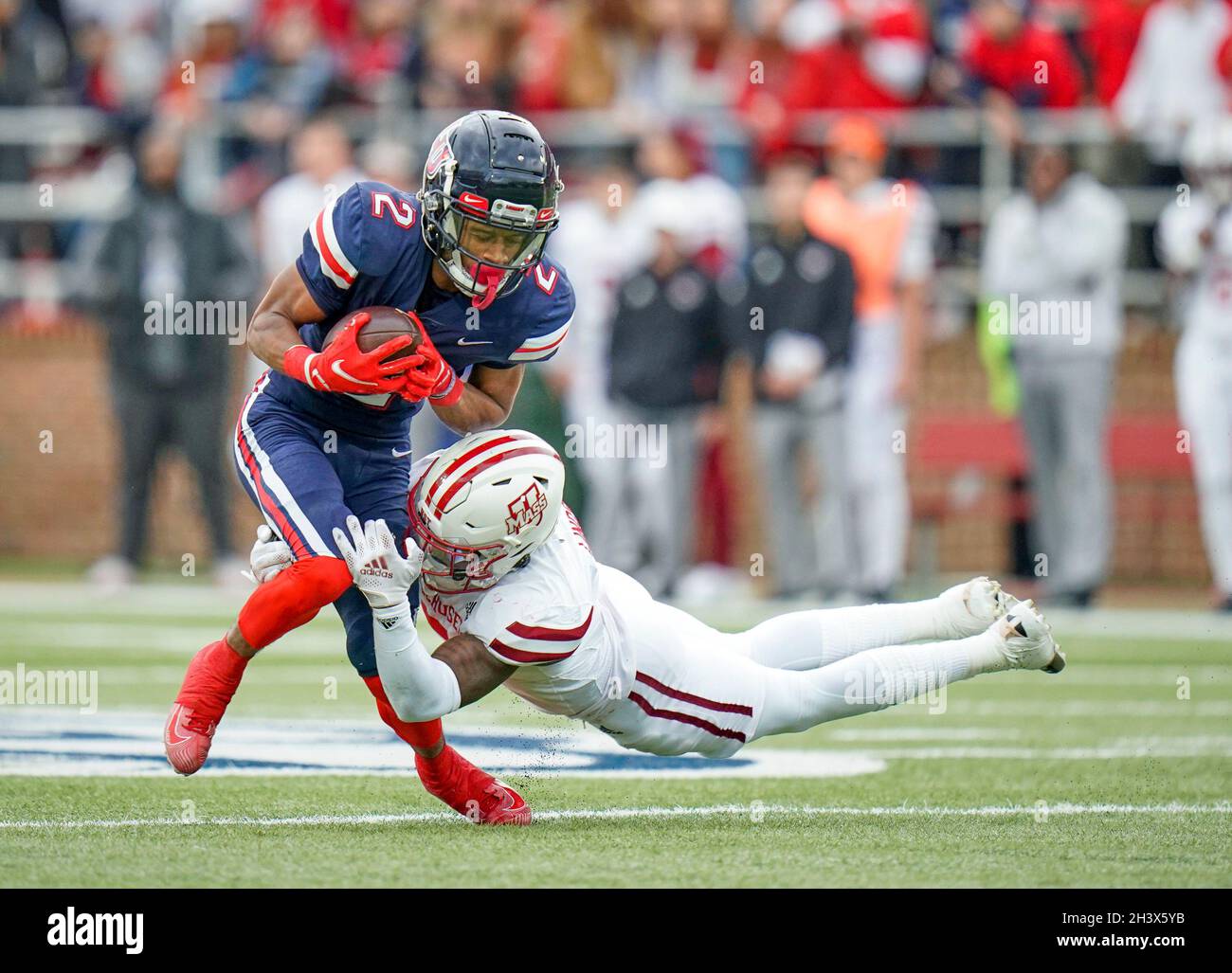 Lynchburg, Virginia, USA. Oktober 2021. Liberty Flames Wide Receiver Kevin Shaa (2) versucht in der ersten Hälfte eines College-Fußballspiels zwischen den Massachusetts Minutemen und den Liberty Flames im Williams Stadium in Lynchburg, Virginia, einem Tackle von Donte Lindsey (5) zu entgehen. Rusty Jones/Cal Sport Media/Alamy Live News Stockfoto