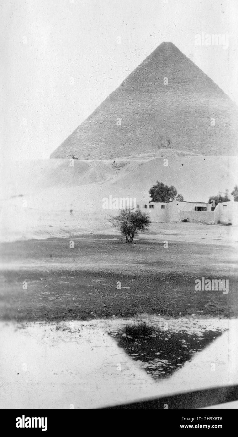 Eine Spiegelung der Großen Pyramide, Gizeh-Plateau, Ägypten, 1909 Stockfoto