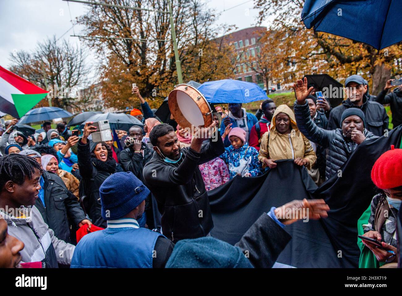 Während der Demonstration chanten Demonstranten vor der sudanesischen Botschaft Parolen gegen die Militärherrschaft.Hunderte von in den Niederlanden lebenden Sudanesen versammelten sich in Malieveld, um gegen den Militärputsch im Sudan zu protestieren. Diese Woche löste der Putschführer General Abdel Fattah Burhan die Zivilherrschaft auf, verhaftete politische Führer und rief den Ausnahmezustand aus. Tausende von Demonstranten fordern auf den Straßen der Hauptstadt die Rückkehr der zivilen Herrschaft. In Den Haag marschierten die Demonstranten zur sudanesischen Botschaft, wo sie Parolen gegen die Militärherrschaft riefen. Stockfoto