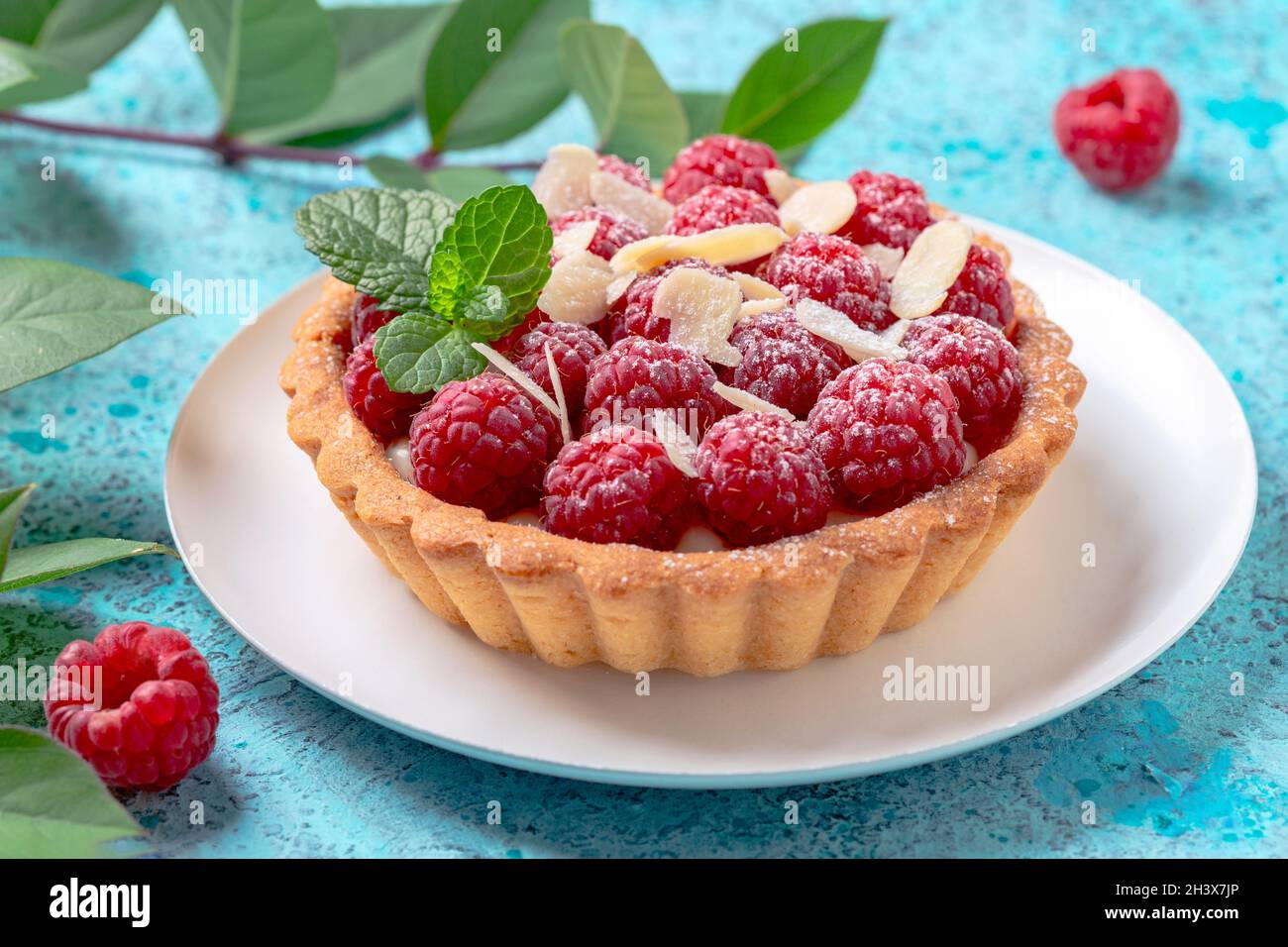 Tartlet mit Pudding, frischen Himbeeren und Minze. Stockfoto