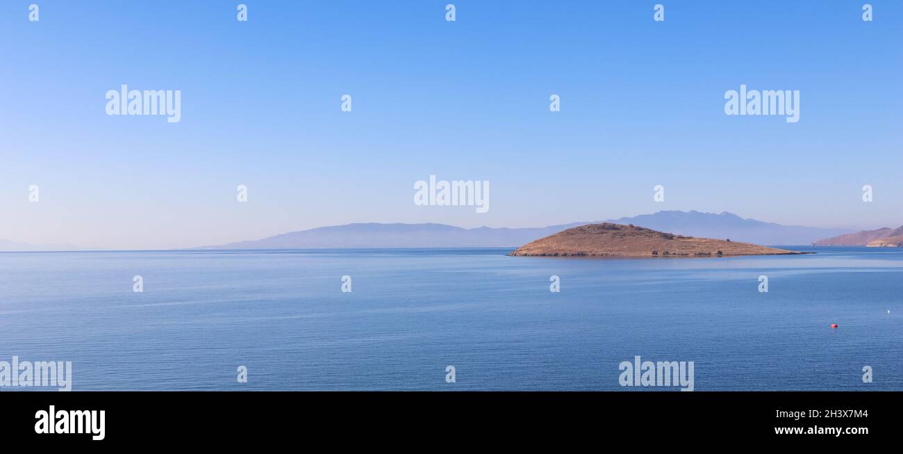 Ägäis mit ruhigem blauen Wasser und Inseln. Sommerurlaub Konzept und Hintergrund Stockfoto
