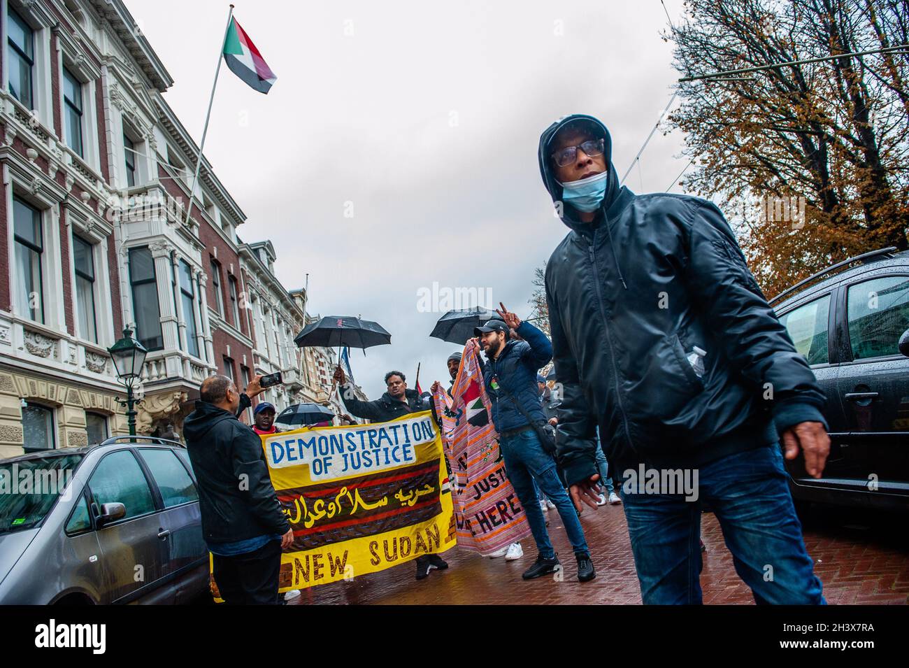 Während der Demonstration halten die Demonstranten ein großes Banner mit der Forderung nach Gerechtigkeit im Sudan.Hunderte von in den Niederlanden lebenden Sudanesen versammelten sich im Malieveld, um gegen den Militärputsch im Sudan zu protestieren. Diese Woche löste der Putschführer General Abdel Fattah Burhan die Zivilherrschaft auf, verhaftete politische Führer und rief den Ausnahmezustand aus. Tausende von Demonstranten fordern auf den Straßen der Hauptstadt die Rückkehr der zivilen Herrschaft. In Den Haag marschierten die Demonstranten zur sudanesischen Botschaft, wo sie Parolen gegen die Militärherrschaft riefen. (Foto von Ana Fernandez/SO Stockfoto