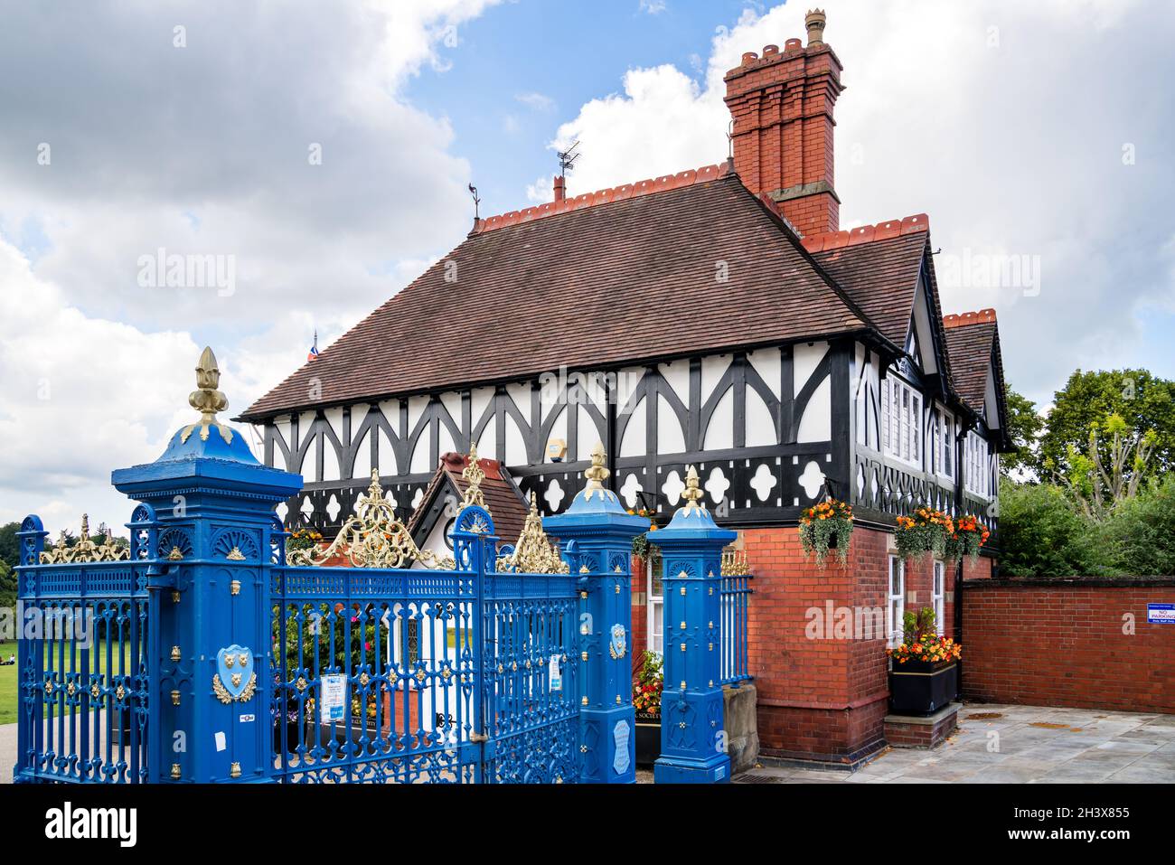 SHREWSBURY, SHROPSHIRE, UK - JULY 13 : Blaue Tore, die den Eingang zum Quarry Park, Shrewsbury, Shropshire am 13. Juli 2021 markieren Stockfoto