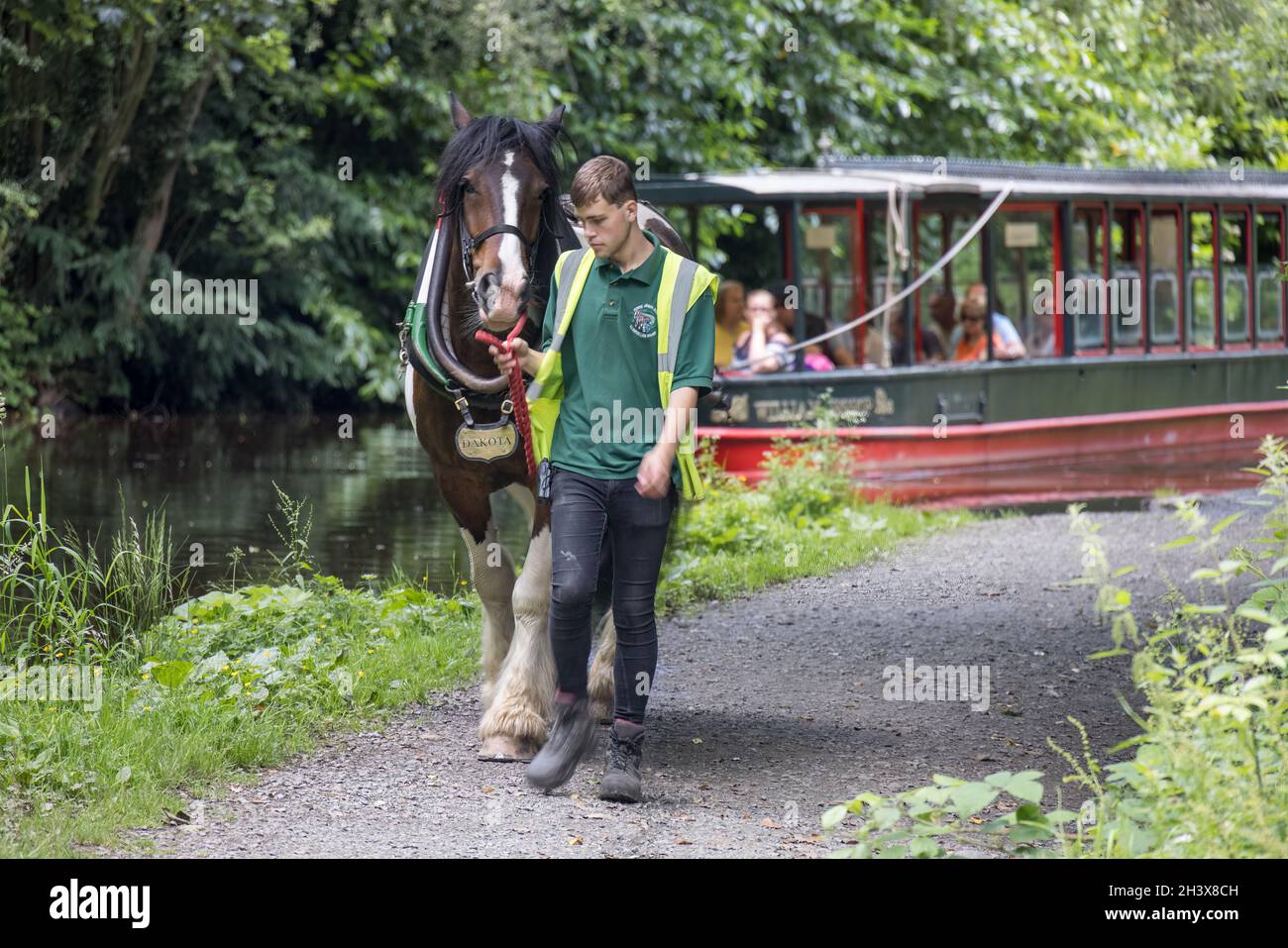 BERWYN, DENBIGHSHIRE, WALES - JULI 11 : Pferdezug Schmalboot auf dem Llangollen Kanal in der Nähe von Berwyn, Wales am 11. Juli 2021. U Stockfoto