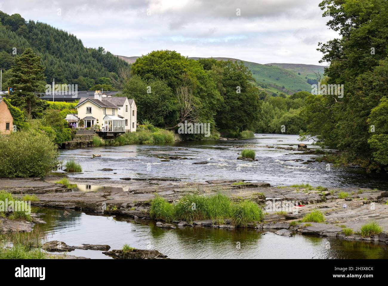 LLANGOLLEN, DENBIGHSHIRE, WALES - JULI 11 : Blick entlang des Flusses Dee in Llangollen, Wales am 11. Juli 2021 Stockfoto