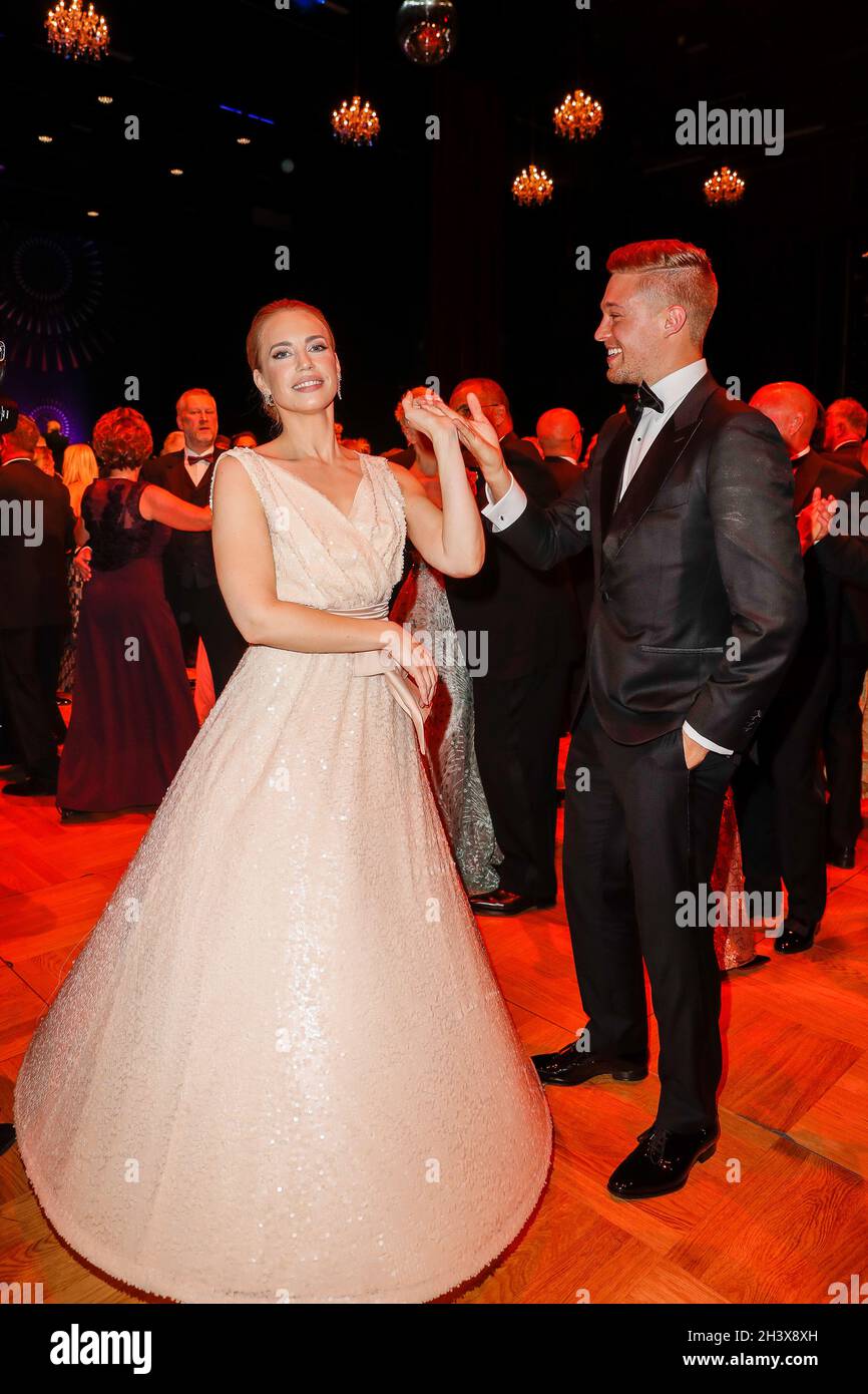 Leipzig, Deutschland. Oktober 2021. Lara-Isabelle Rentinck und Chris Wascheck tanzen beim 26. Leipziger Opernball unter dem Motto 'Freude schöner Götter'. Aufgrund der Corona-Pandemie musste das Ereignis im vergangenen Jahr abgesagt werden. Quelle: Gerald Matzka/dpa/Alamy Live News Stockfoto