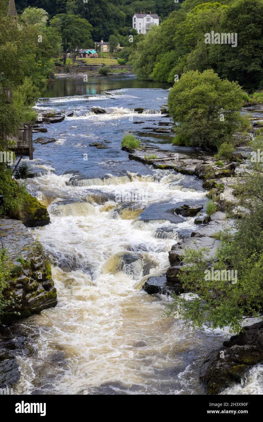 LLANGOLLEN, DENBIGHSHIRE, WALES - JULI 11 : Blick entlang des Flusses Dee in Llangollen, Wales am 11. Juli 2021 Stockfoto