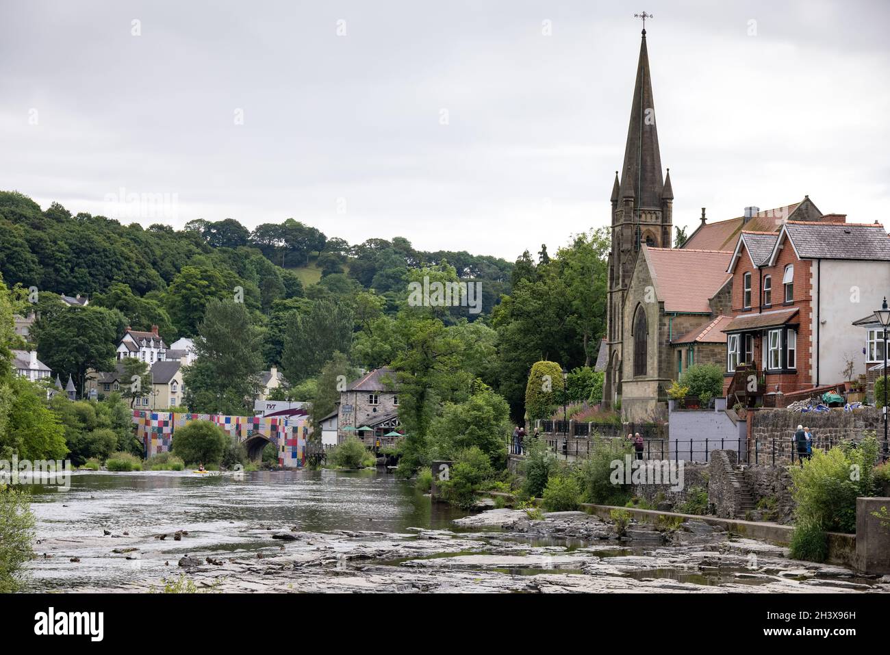 LLANGOLLEN, DENBIGHSHIRE, WALES - JULI 11 : Blick entlang des Flusses Dee in Llangollen, Wales am 11. Juli 2021. Nicht identifizierte Personen Stockfoto