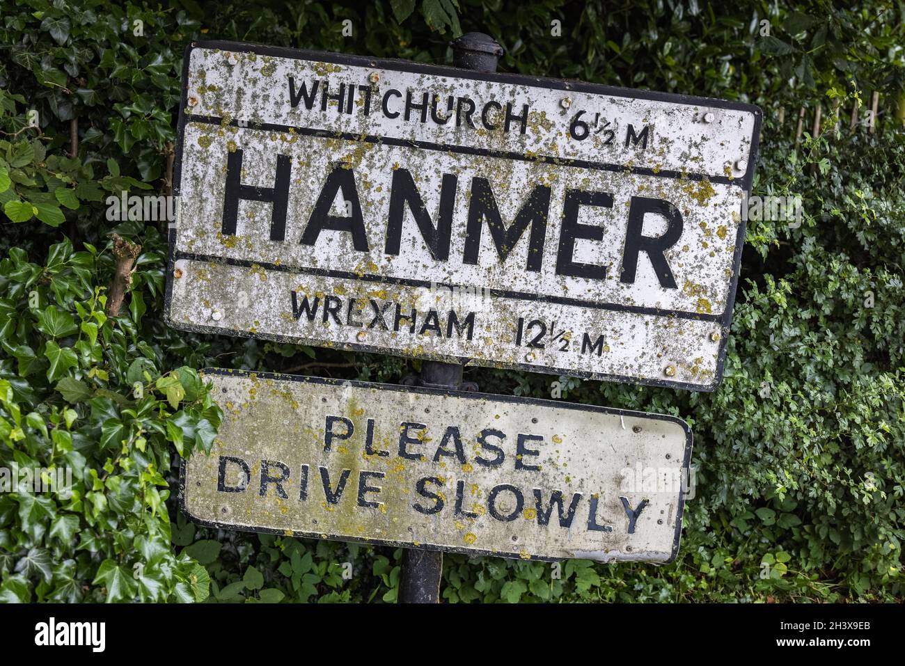 HANMER, CLWYD, WALES - JULI 10: Altes Dorfstraßenschild in Hanmer, Wales am 10. Juli 2021 Stockfoto