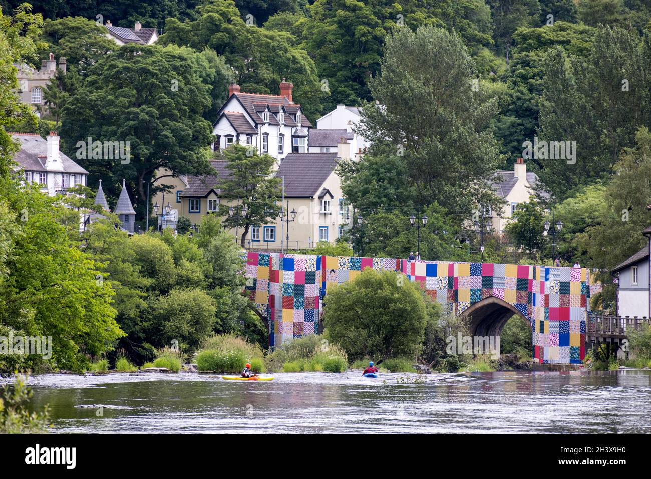 LLANGOLLEN, DENBIGHSHIRE, WALES - JULI 11 : Blick entlang des Flusses Dee in Llangollen, Wales am 11. Juli 2021. Nicht identifizierte Personen Stockfoto