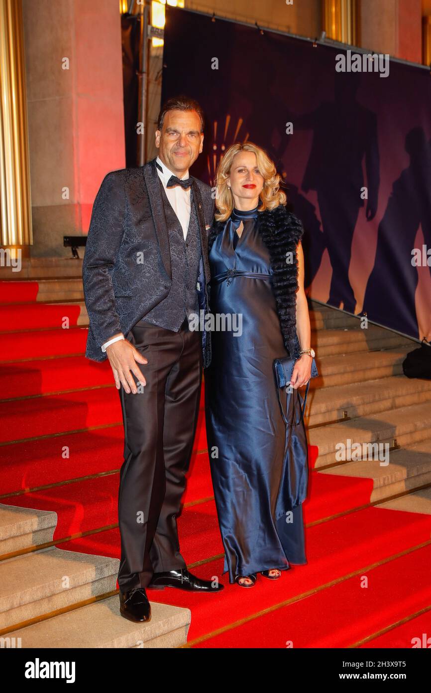 Leipzig, Deutschland. Oktober 2021. Christoph Gröner und Anja Gröner kommen zum 26. Leipziger Opernball unter dem Motto 'Freude der schönen Götter'. Aufgrund der Corona-Pandemie musste das Ereignis im vergangenen Jahr abgesagt werden. Quelle: Gerald Matzka/dpa/Alamy Live News Stockfoto