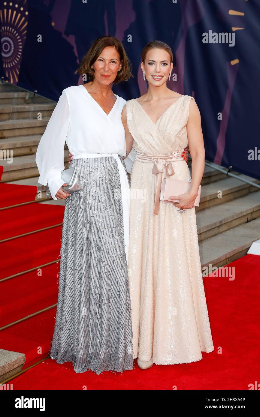 Leipzig, Deutschland. Oktober 2021. Eva Lutz (l.) und Lara-Isabelle Rentinck kommen zum 26. Leipziger Opernball unter dem Motto 'Freude der schönen Götter'. Aufgrund der Corona-Pandemie musste das Ereignis im vergangenen Jahr abgesagt werden. Quelle: Gerald Matzka/dpa/Alamy Live News Stockfoto