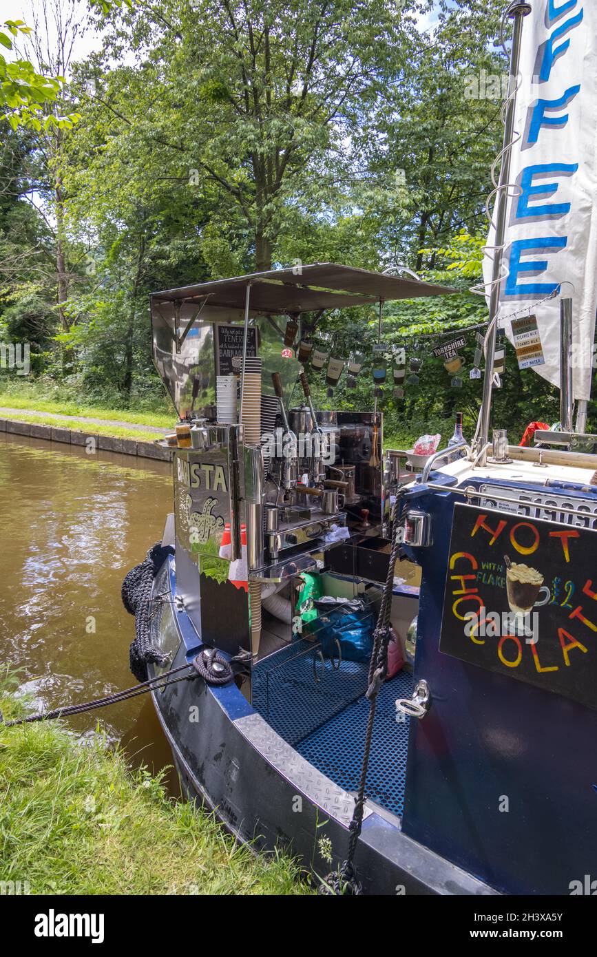 TREVOR WREXHAM, WALES - JULY 15 : Kaffeemaschine auf einem schmalen Boot in der Nähe von Trevor, Wrexham, Wales, UK am 15. Juli 2021 Stockfoto