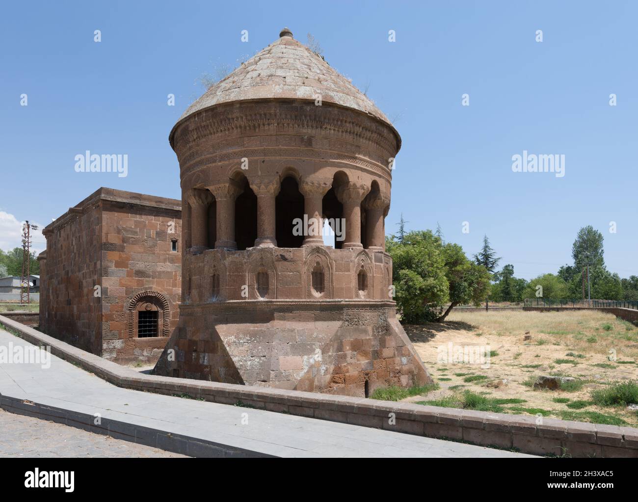 Emir Bayindir Mausoleum und eine Moschee in Ahlat, Bitlis Region, Ostanatolien, Türkei. Erbaut 1275 Stockfoto