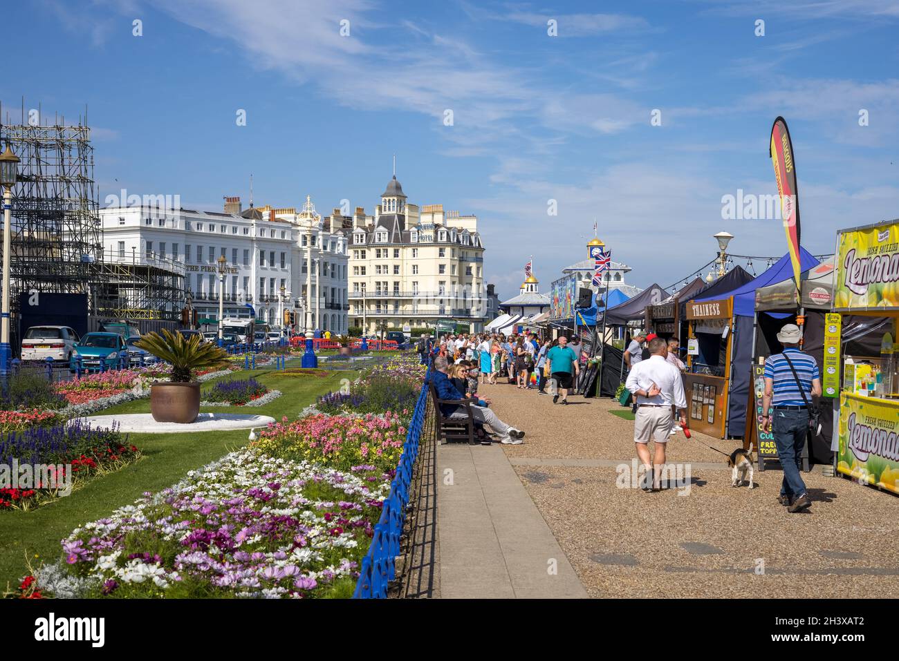 EASTBOURNE, EAST SUSSEX, Großbritannien - JULI 29 : Blick entlang der Promenade in Eastbourne, East Sussex am 29 2021. Juli. Nicht identifizierte Personen Stockfoto